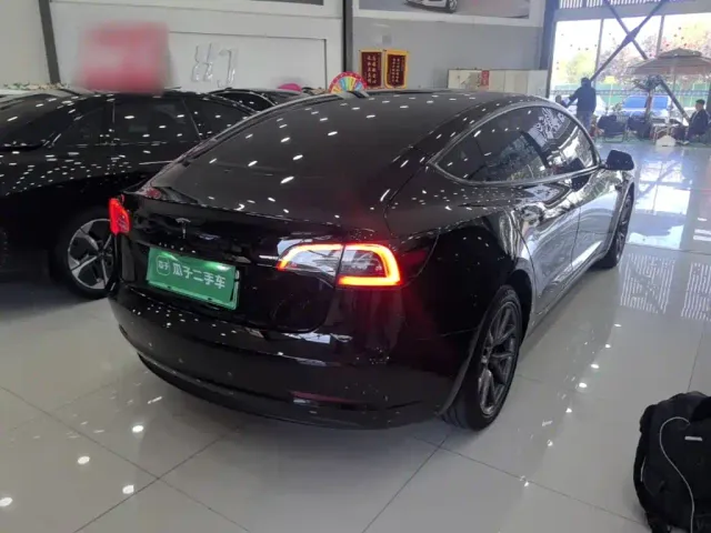 Tesla Model 3 — Фото автомобиля 6