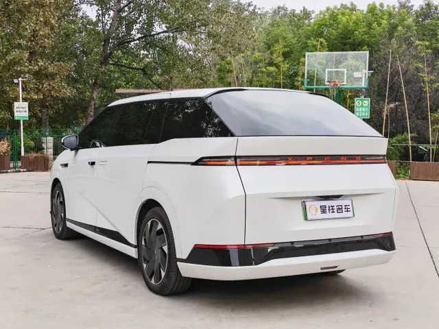 Xpeng X9 — Фото автомобиля 9
