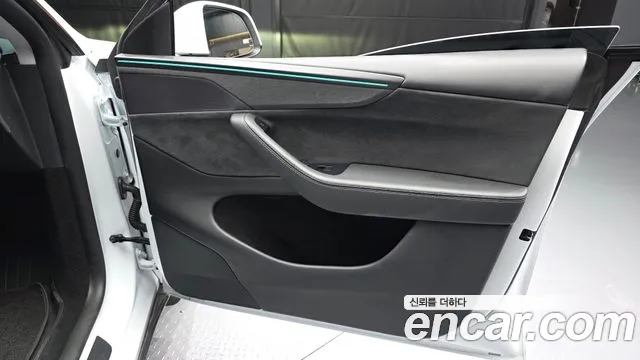 Tesla Model Y — Фото автомобиля 13