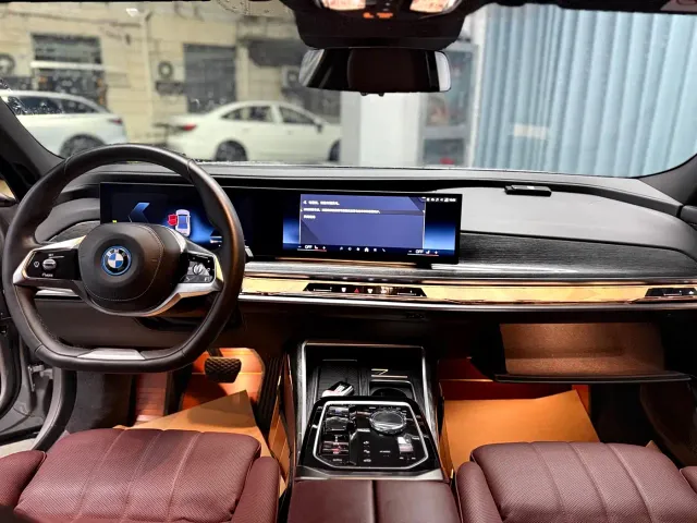 BMW i7 — Фото автомобиля 4