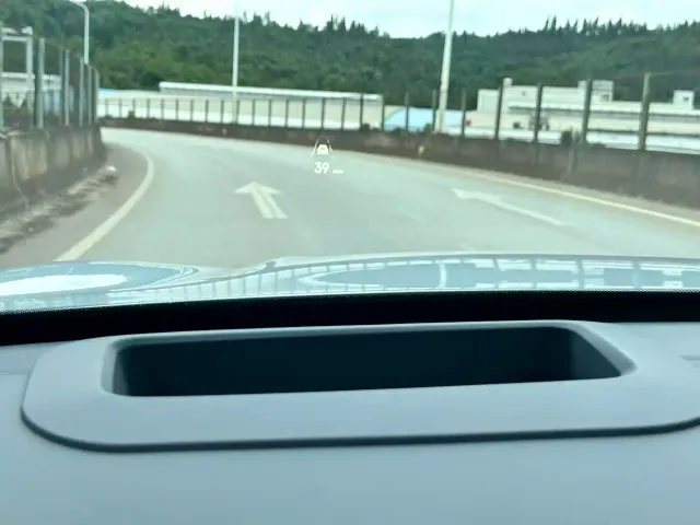 Geely Galaxy Starship 7 EM-i — Фото автомобиля 10