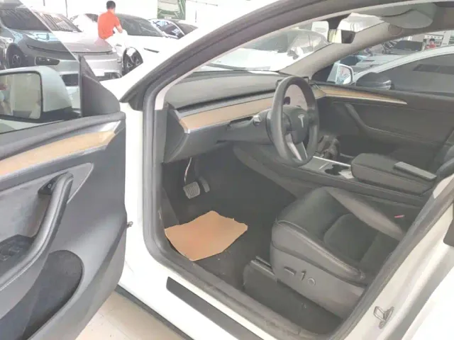 Tesla Model Y — Фото автомобиля 11