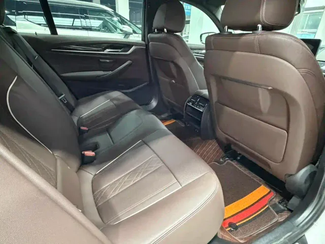 BMW 5 Series — Фото автомобиля 12