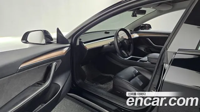 Tesla Model 3 — Фото автомобиля 10