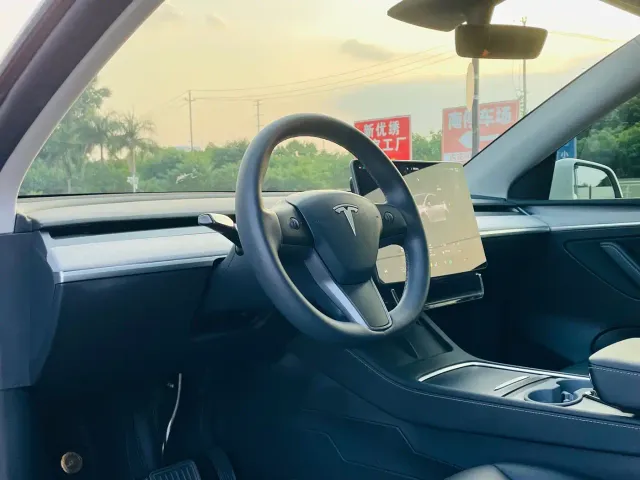 Tesla Model Y — Фото автомобиля 12