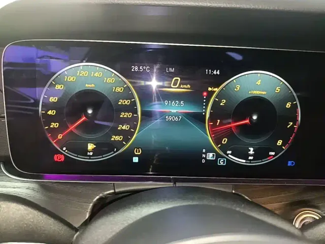 Mercedes-Benz E-Class — Фото автомобиля 11