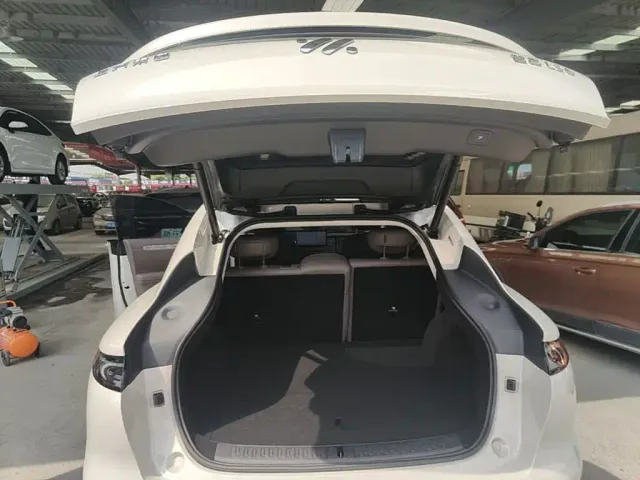 IM Motors LS6 — Фото автомобиля 18