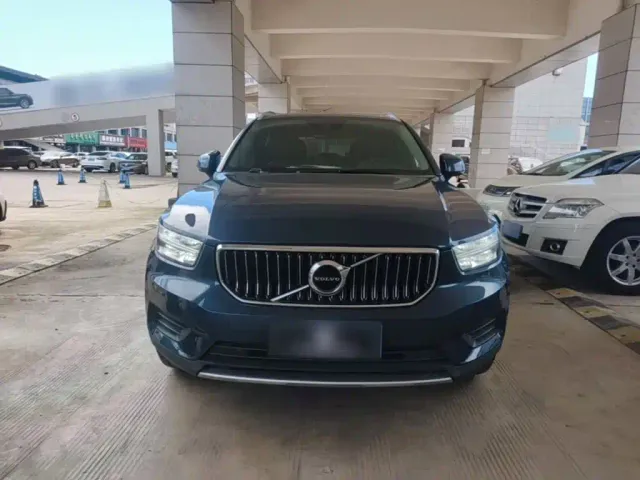 Volvo XC40 — Фото автомобиля 2