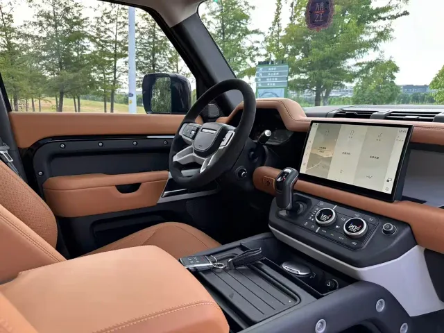 Land Rover Defender — Фото автомобиля 11