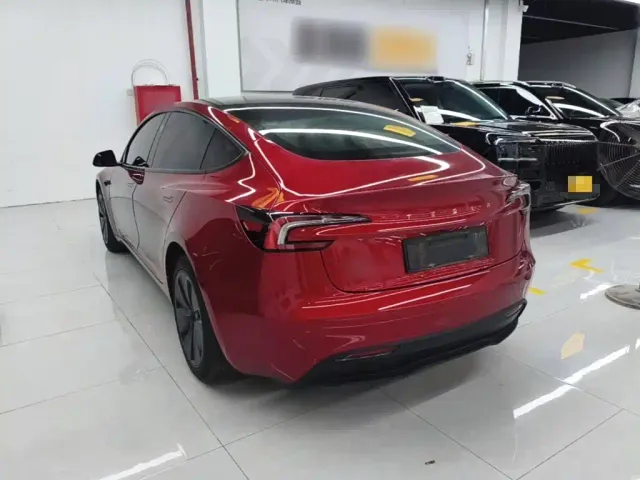 Tesla Model 3 — Фото автомобиля 4