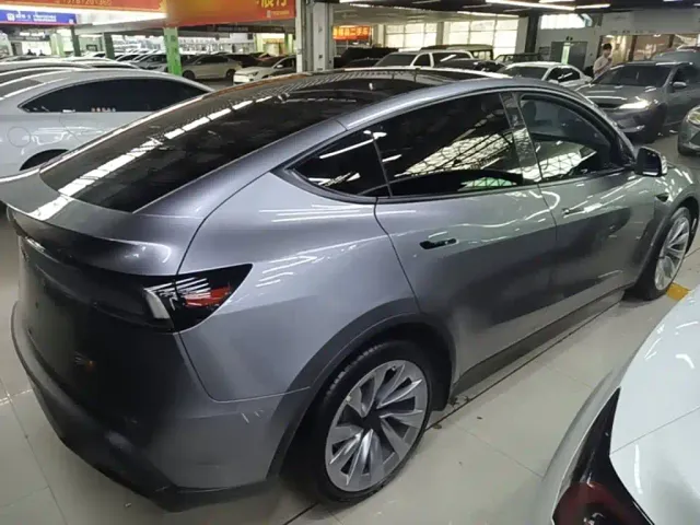 Tesla Model Y — Фото автомобиля 6