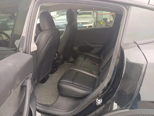Tesla Model Y — Фото автомобиля 6