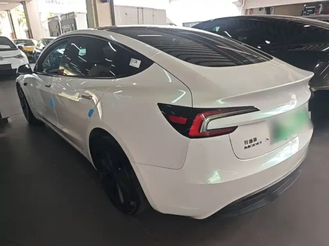 Tesla Model 3 — Фото автомобиля 4