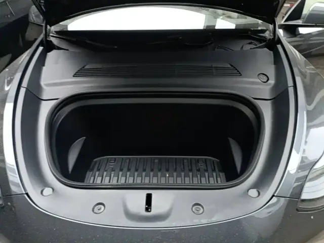 Tesla Model Y — Фото автомобиля 19