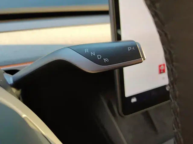 Tesla Model Y — Фото автомобиля 16