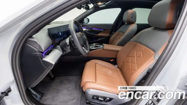 BMW 5 Series G60 — Фото автомобиля 10