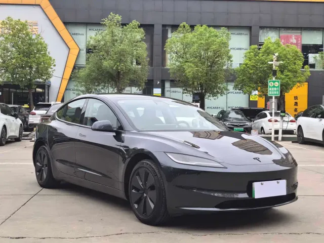 Tesla Model 3 — Фото автомобиля 3