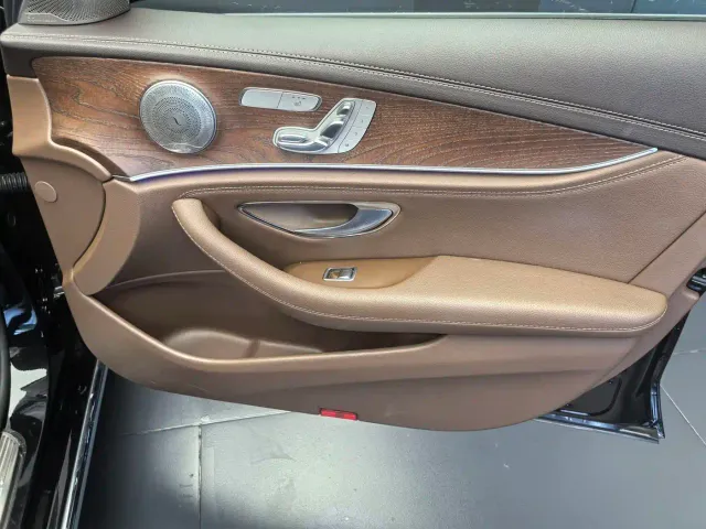 Mercedes-Benz E-Class — Фото автомобиля 20