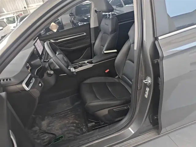 Geely Emgrand — Фото автомобиля 14