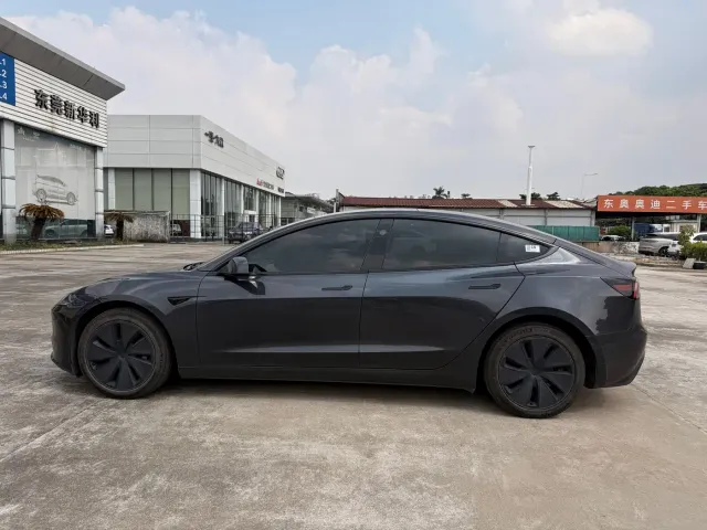 Tesla Model 3 — Фото автомобиля 10