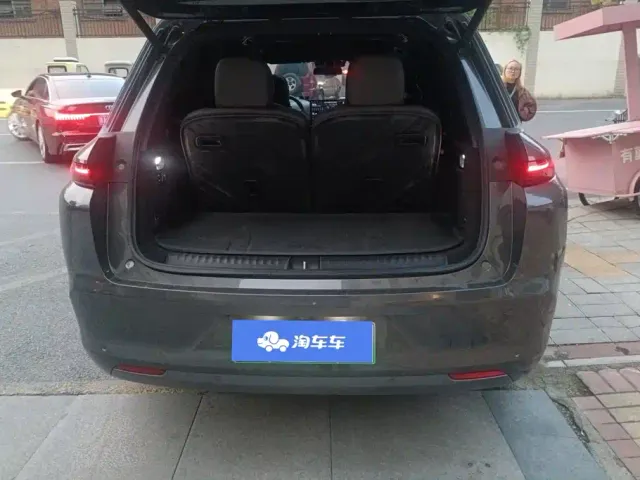 Li Auto L8 — Фото автомобиля 4