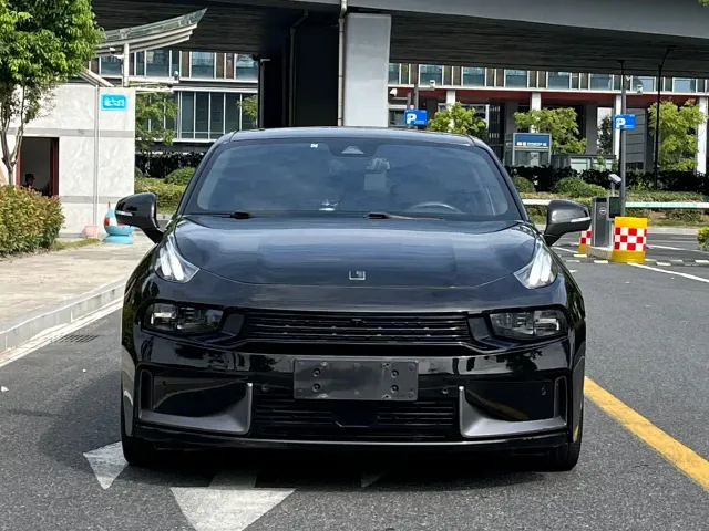 Lynk & Co 03 — Фото автомобиля 2