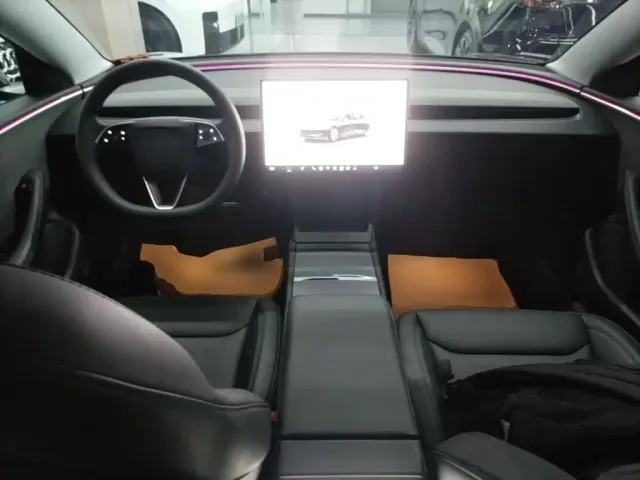 Tesla Model 3 — Фото автомобиля 9