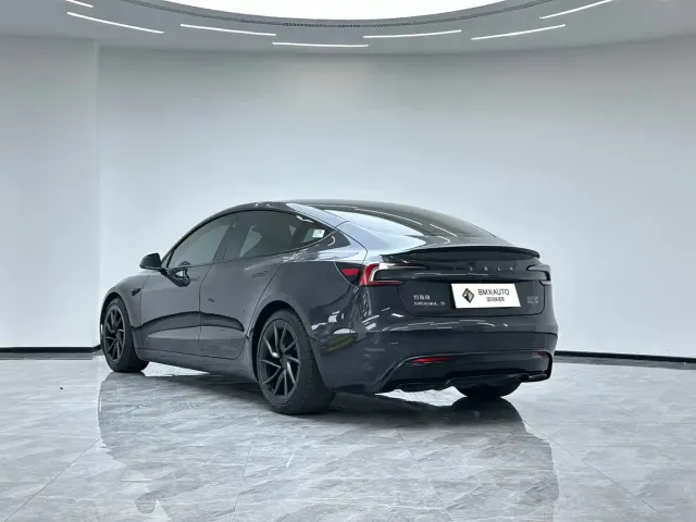 Tesla Model 3 — Фото автомобиля 7