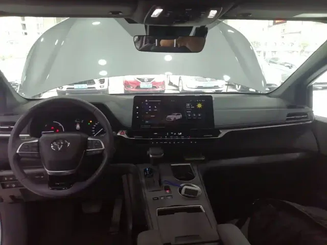 Toyota Sienna — Фото автомобиля 9