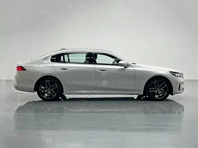 BMW 5 Series — Фото автомобиля 7