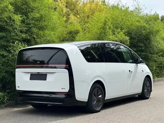 Li Auto MEGA — Фото автомобиля 18