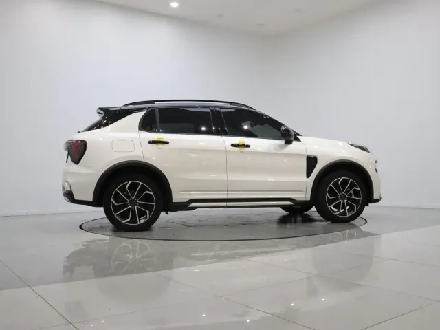 Lynk & Co 01 — Фото автомобиля 7