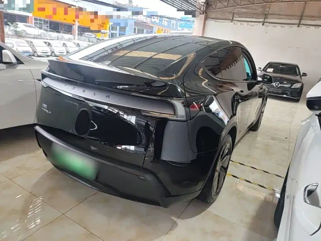 Tesla Model Y — Фото автомобиля 6