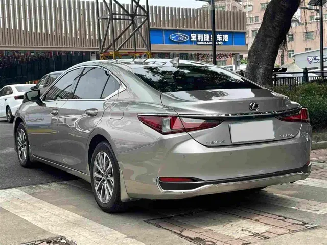 Lexus ES — Фото автомобиля 7