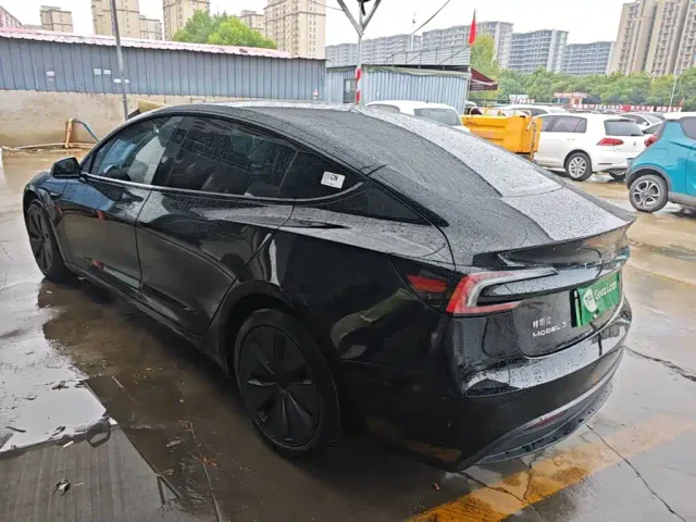Tesla Model 3 — Фото автомобиля 4