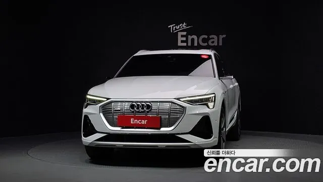 Audi e-tron — Фото автомобиля 3