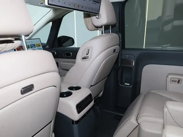 Li Auto MEGA — Фото автомобиля 9