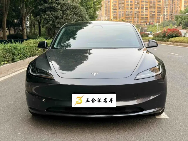Tesla Model 3 — Фото автомобиля 2