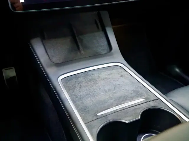 Tesla Model Y — Фото автомобиля 6