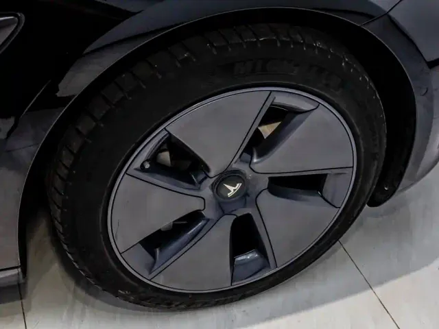 Tesla Model 3 — Фото автомобиля 30