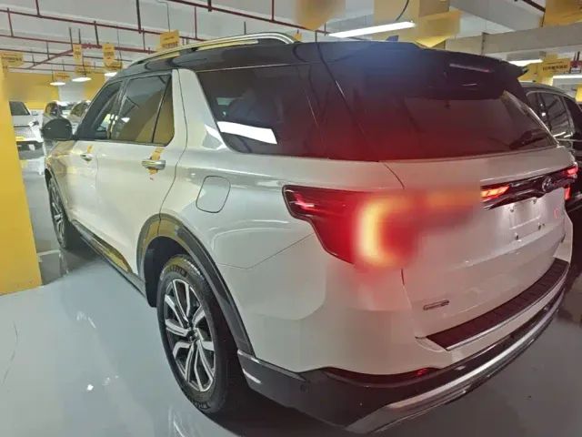 Ford Explorer — Фото автомобиля 4