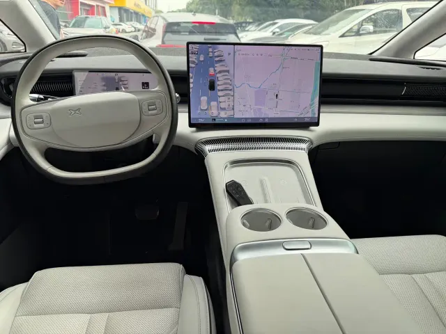 Xpeng X9 — Фото автомобиля 5