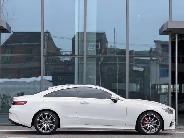 Mercedes-Benz E-Class — Фото автомобиля 3