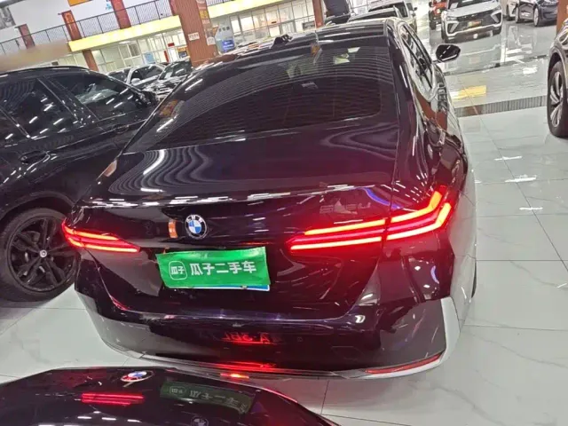 BMW 5 Series — Фото автомобиля 5