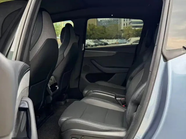 Tesla Model Y L — Фото автомобиля 6