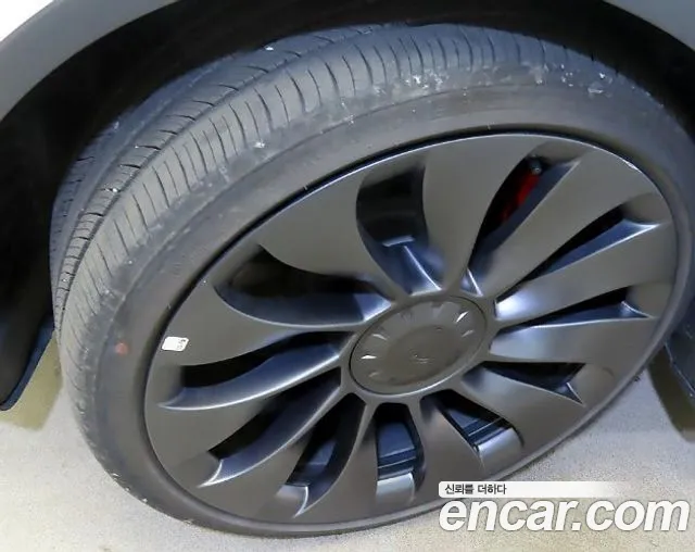 Tesla Model Y — Фото автомобиля 6