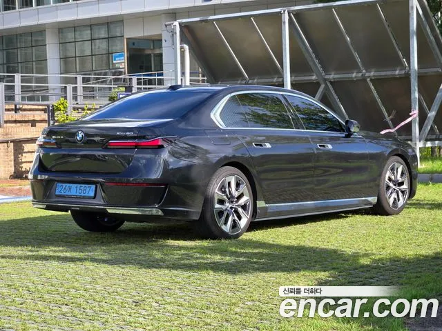 BMW i7 G70 — Фото автомобиля 4