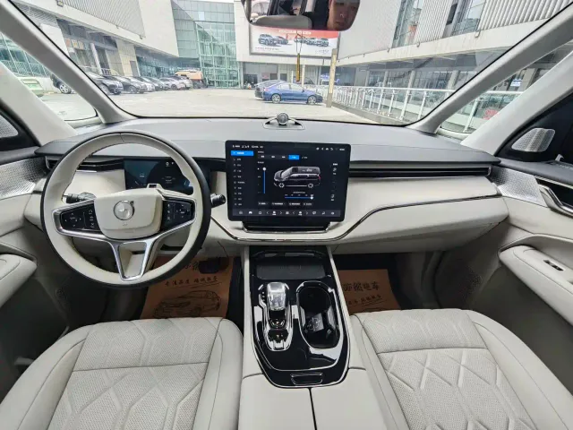 Volvo EM90 — Фото автомобиля 23