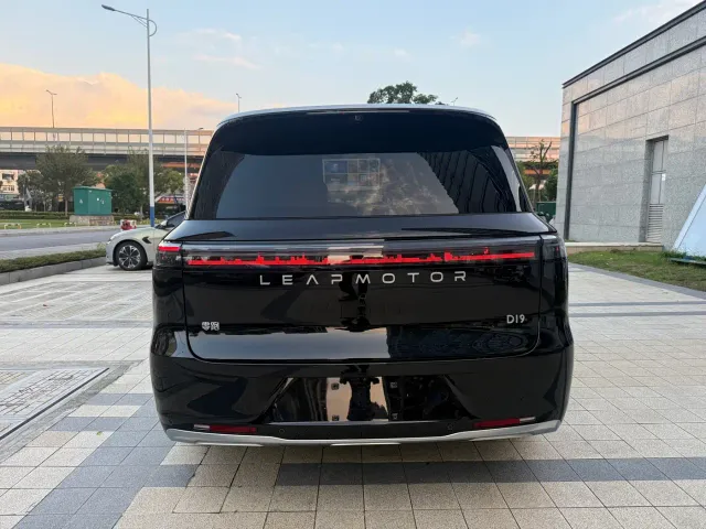 Leapmotor D Series — Фото автомобиля 14