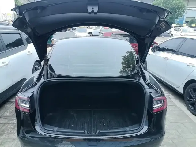 Tesla Model 3 — Фото автомобиля 18